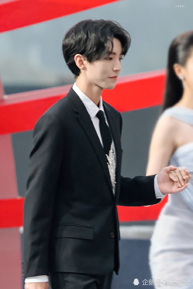 王俊凯|王俊凯主持百花奖好稳，牵手佟丽娅表情羞涩，散场时与易烊千玺隔空互动