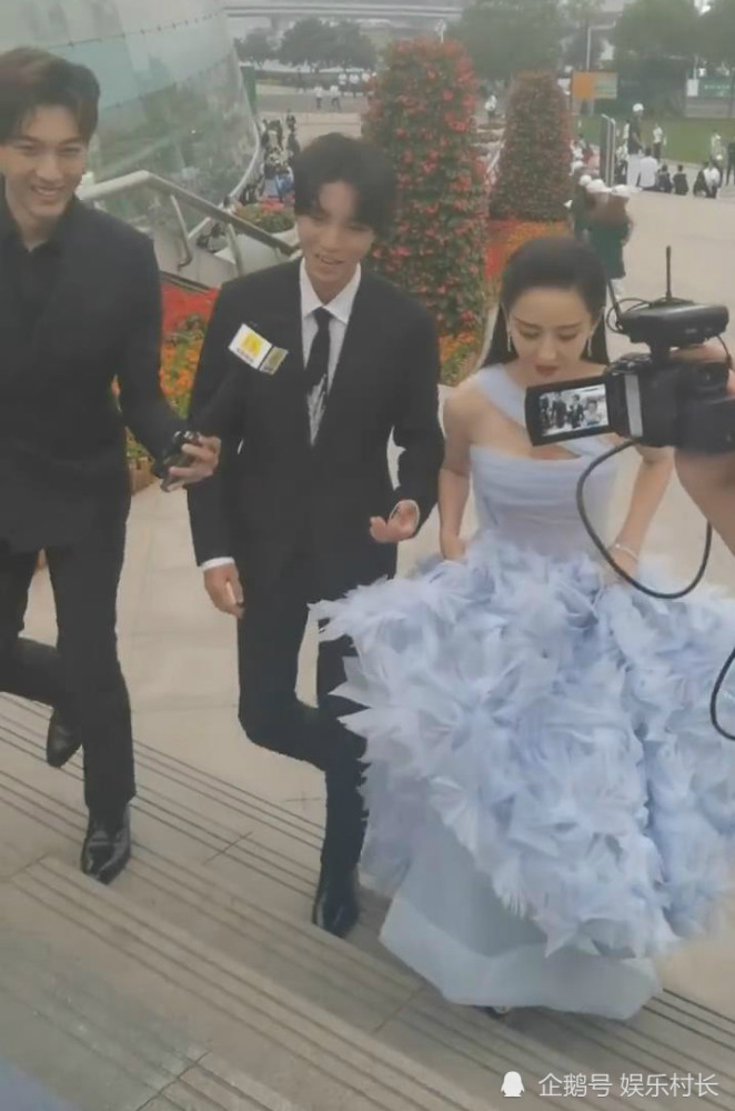 王俊凯|王俊凯主持百花奖好稳，牵手佟丽娅表情羞涩，散场时与易烊千玺隔空互动