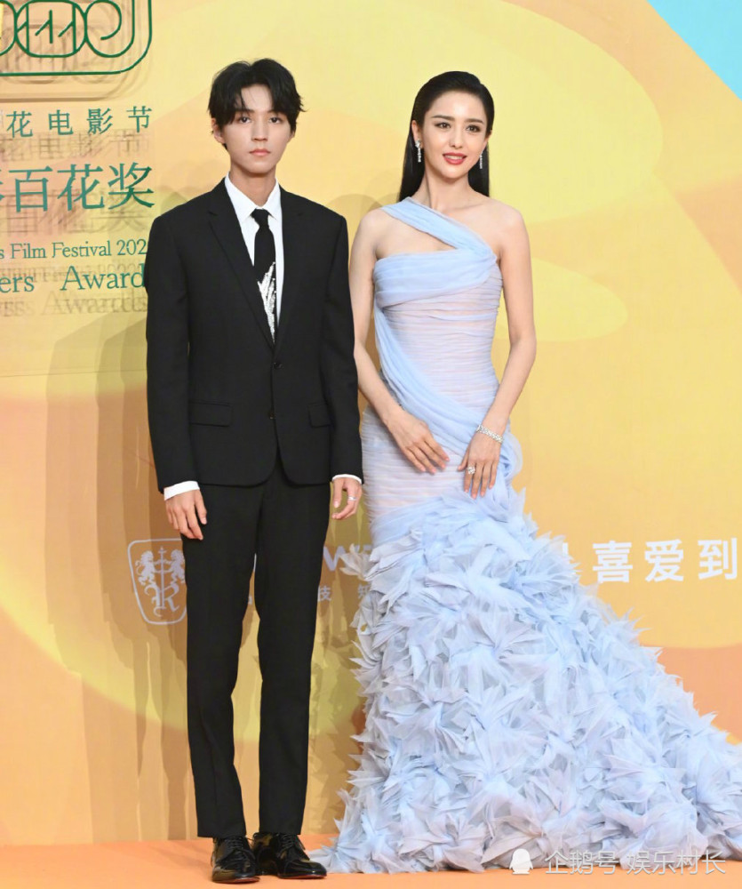 王俊凯|王俊凯主持百花奖好稳，牵手佟丽娅表情羞涩，散场时与易烊千玺隔空互动