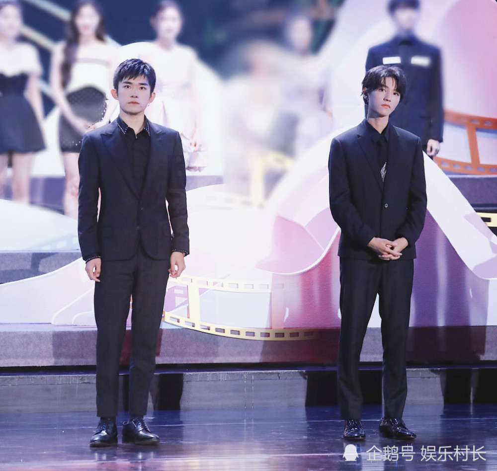 王俊凯|王俊凯主持百花奖好稳，牵手佟丽娅表情羞涩，散场时与易烊千玺隔空互动