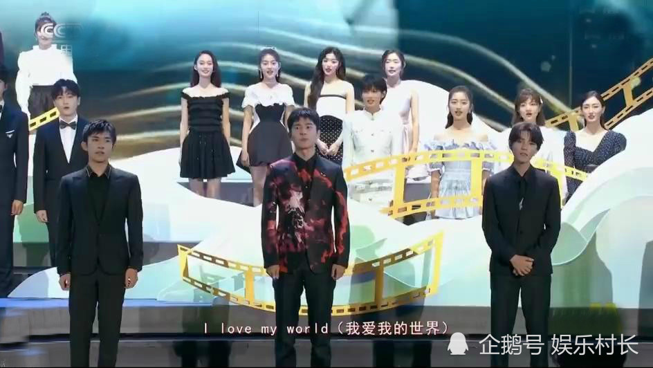 王俊凯|王俊凯主持百花奖好稳，牵手佟丽娅表情羞涩，散场时与易烊千玺隔空互动