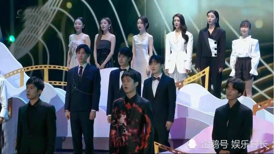 王俊凯|王俊凯主持百花奖好稳，牵手佟丽娅表情羞涩，散场时与易烊千玺隔空互动