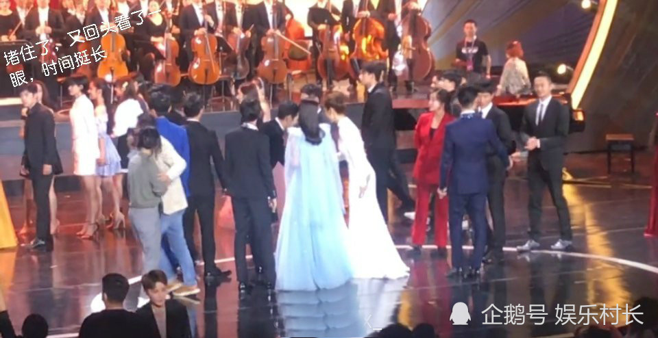 王俊凯|王俊凯主持百花奖好稳，牵手佟丽娅表情羞涩，散场时与易烊千玺隔空互动