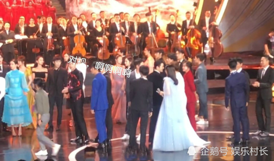 王俊凯|王俊凯主持百花奖好稳，牵手佟丽娅表情羞涩，散场时与易烊千玺隔空互动