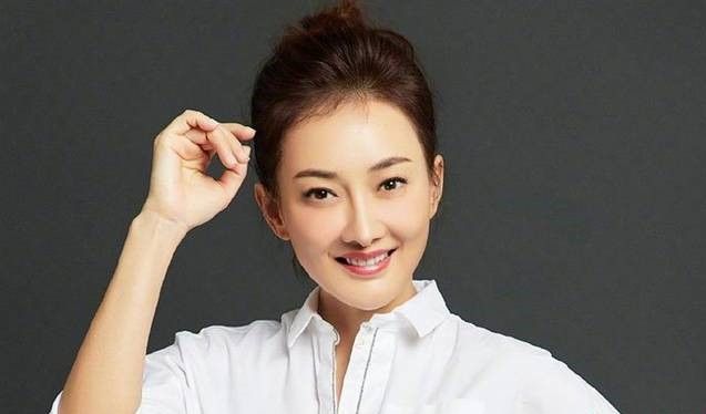 牛莉|连续八次登春晚，与郭冬临冯巩是固定搭档，嫁给隐形富豪身家过亿