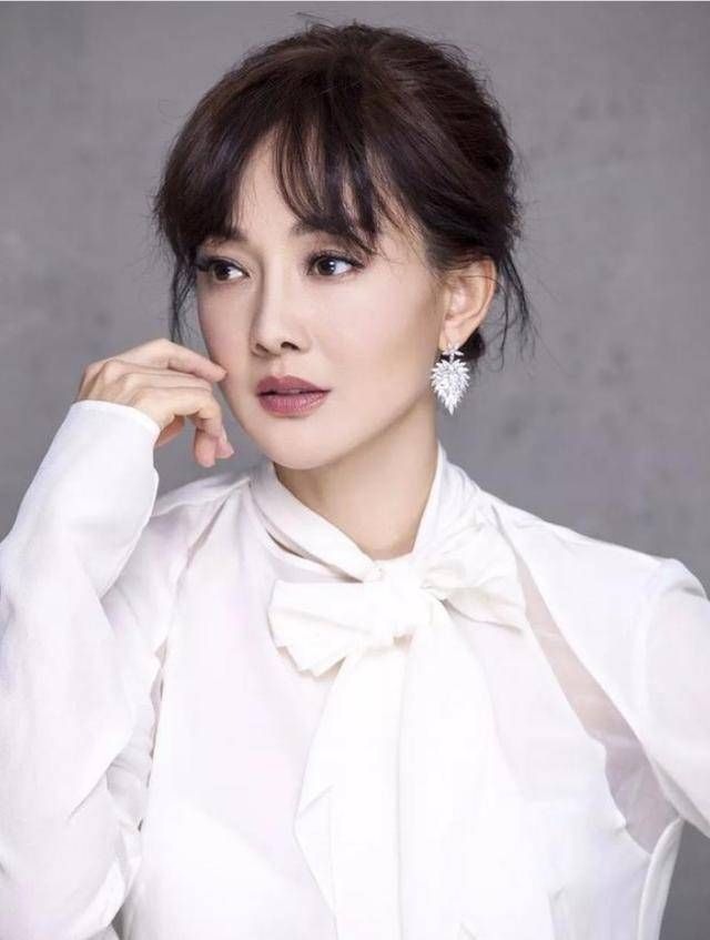牛莉|连续八次登春晚，与郭冬临冯巩是固定搭档，嫁给隐形富豪身家过亿