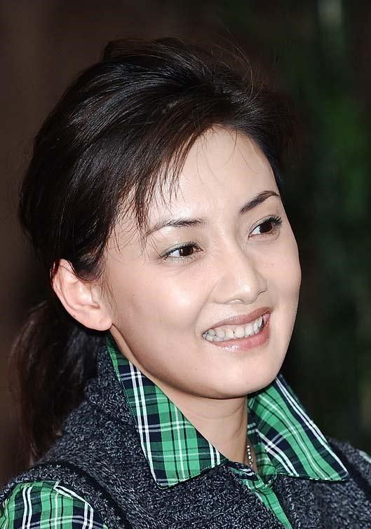 连续八次登春晚,与郭冬临冯巩是固定搭档,嫁给隐形富豪身家过亿