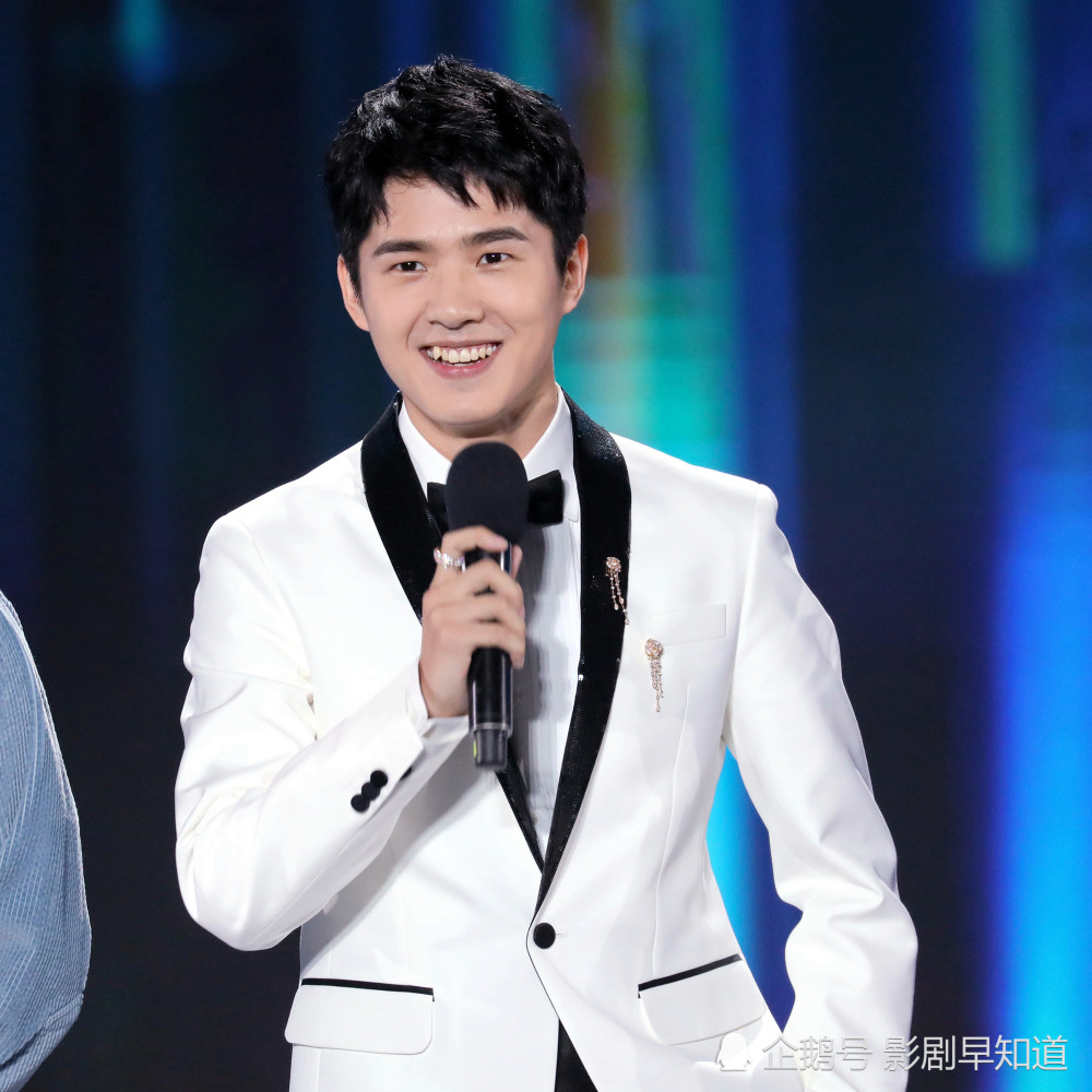 杨紫|杨紫首次提名百花奖惜败，芥黄色礼服视觉显胖，生图胜在表情自然