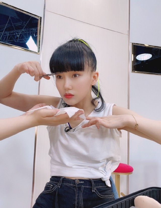 黄龄摔下舞台,起身后带着哭腔唱完歌曲,当看到腿伤后才知道主办方多不