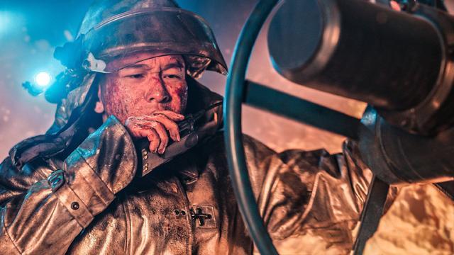 黄晓明|黄晓明获百花奖影帝！凭借《烈火英雄》再创奇迹，杨颖竟这样回应