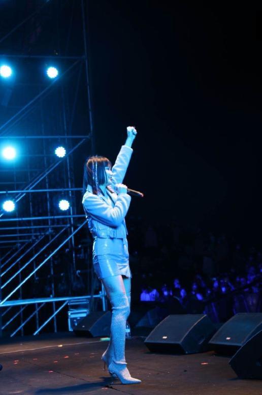 黄龄|黄龄演出时摔下舞台，被救起后哭着道歉坚持演出，腿部有大片淤青