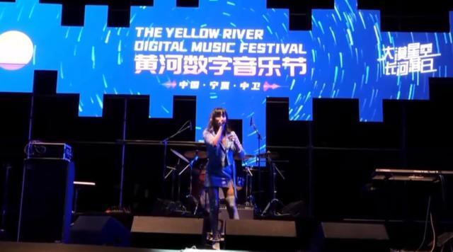 黄龄|黄龄演出时摔下舞台，被救起后哭着道歉坚持演出，腿部有大片淤青