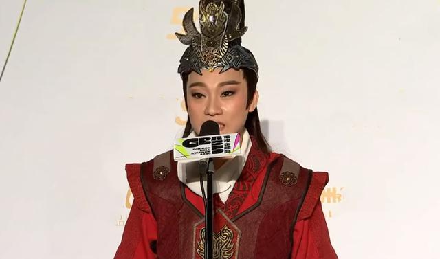 金钟奖|金钟奖现场多奇葩？52岁视帝当众倒立庆祝，男星穿丁字裤上台拿奖