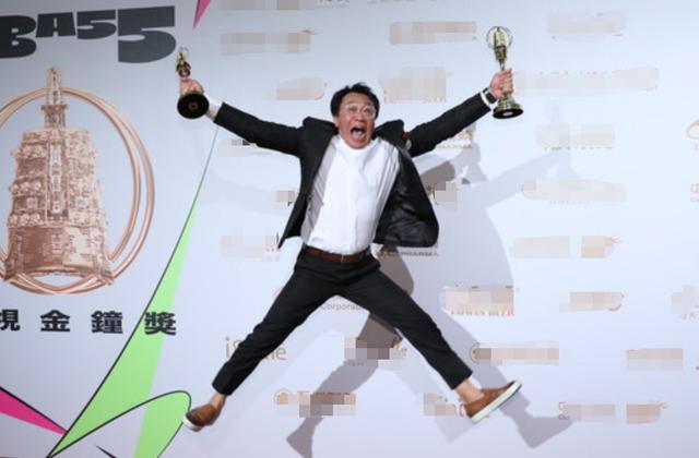 金钟奖|金钟奖现场多奇葩？52岁视帝当众倒立庆祝，男星穿丁字裤上台拿奖