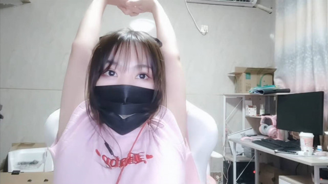 难怪比不过团团呆妹儿为人气蹭助理热度脸上却油到反光网友笑了