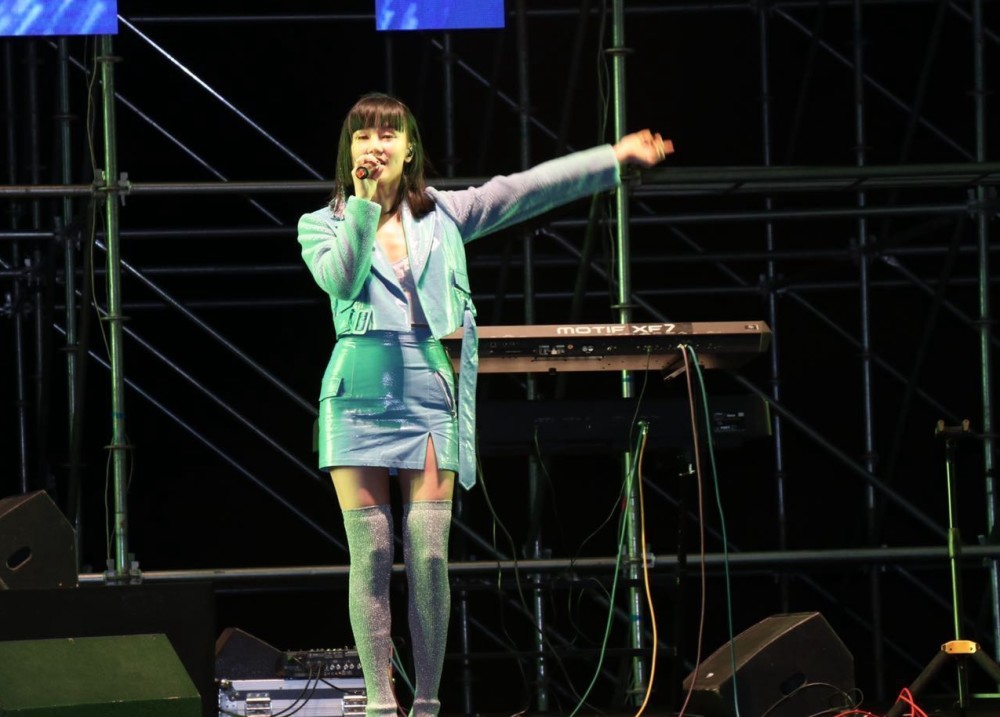 歌手黄龄摔下舞台爬起来继续演唱 腿部大面积淤青 哭着向观众道歉 腾讯新闻