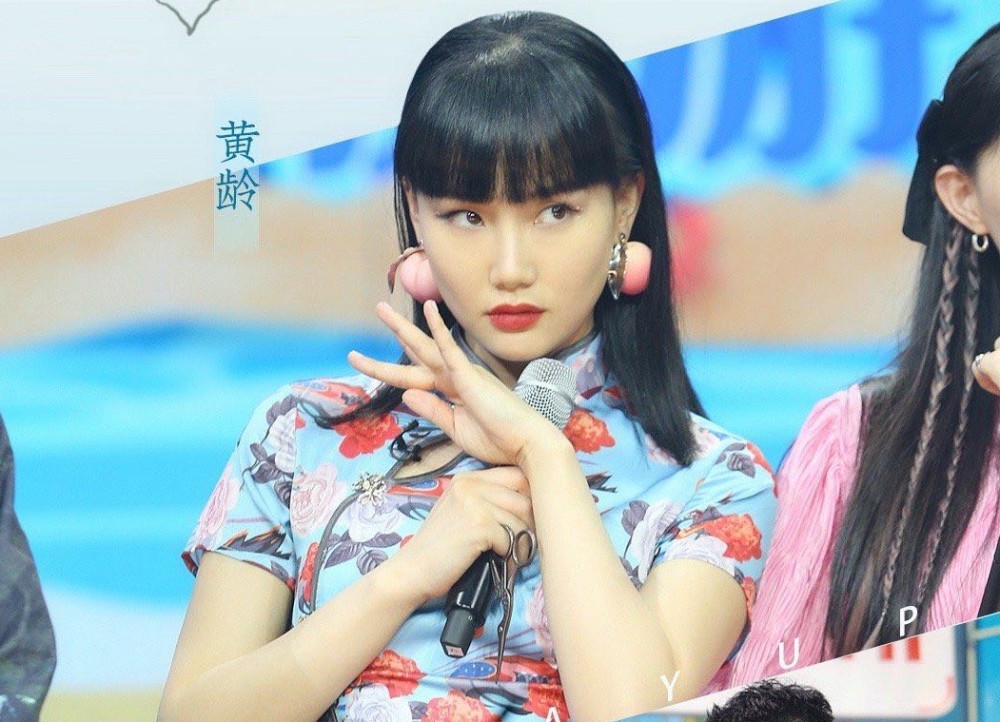 黄龄|歌手黄龄摔下舞台爬起来继续演唱，腿部大面积淤青，哭着向观众道歉