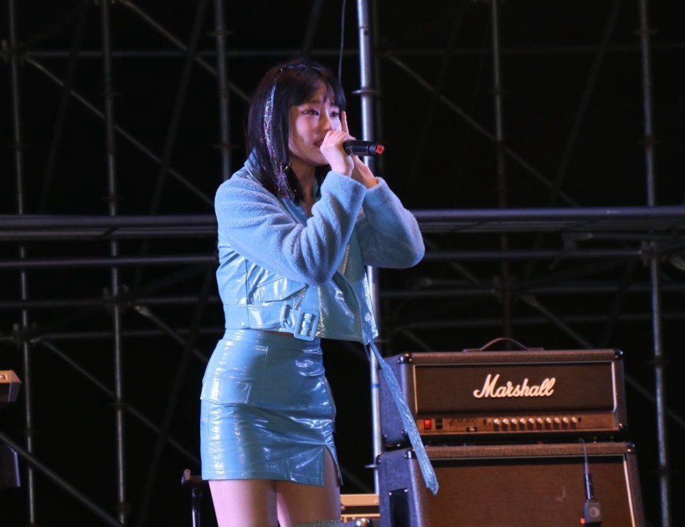 黄龄|歌手黄龄摔下舞台爬起来继续演唱，腿部大面积淤青，哭着向观众道歉