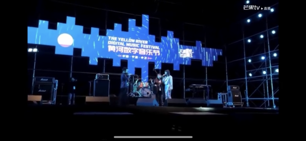 黄龄|歌手黄龄摔下舞台爬起来继续演唱，腿部大面积淤青，哭着向观众道歉