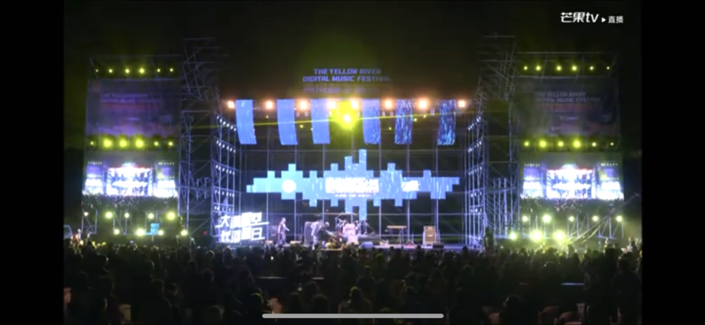 黄龄|歌手黄龄摔下舞台爬起来继续演唱，腿部大面积淤青，哭着向观众道歉