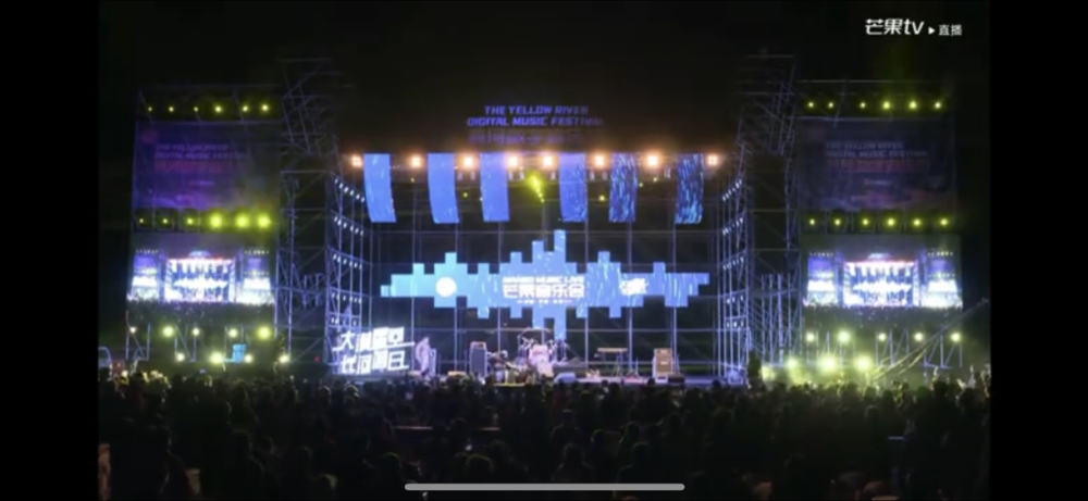 黄龄|歌手黄龄摔下舞台爬起来继续演唱，腿部大面积淤青，哭着向观众道歉