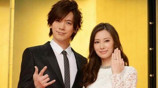 问起是否有结婚消息时,近藤真彦立马回答道"完全没有",此时的明菜低下