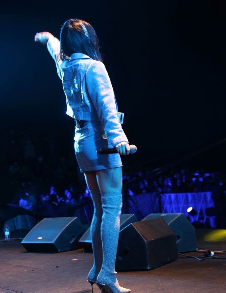 黄龄|歌手黄龄摔下舞台爬起来继续演唱，腿部大面积淤青，哭着向观众道歉