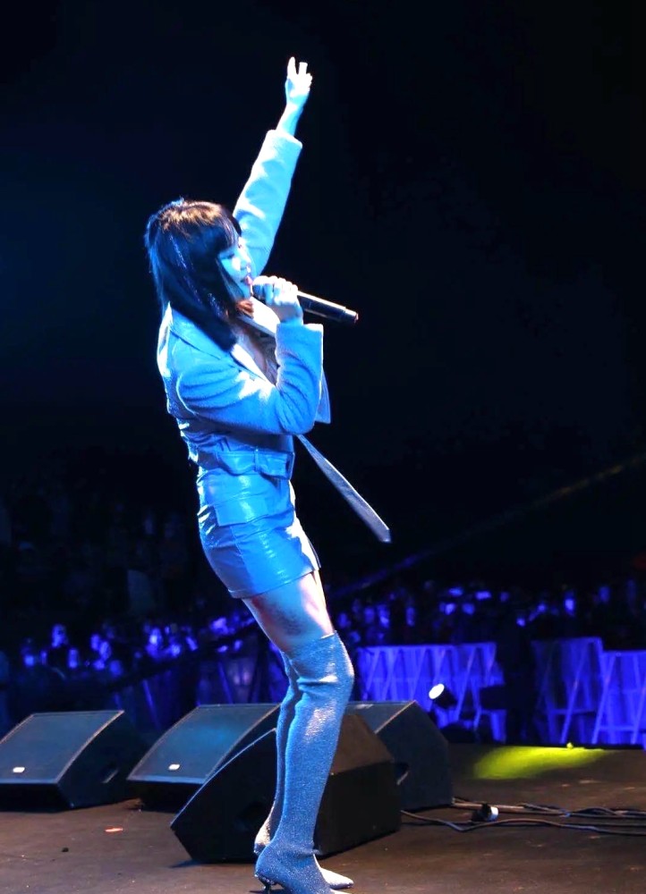 黄龄|歌手黄龄摔下舞台爬起来继续演唱，腿部大面积淤青，哭着向观众道歉