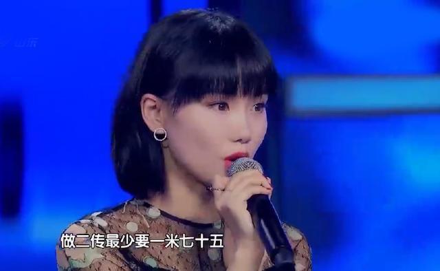 黄龄|歌手黄龄摔下舞台爬起来继续演唱，腿部大面积淤青，哭着向观众道歉