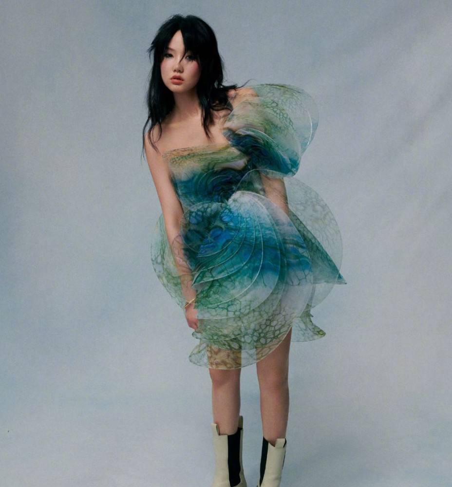 黄龄|歌手黄龄摔下舞台爬起来继续演唱，腿部大面积淤青，哭着向观众道歉