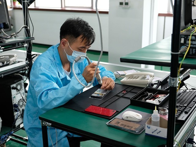 寄修中心专业工程师正在进行手机维修