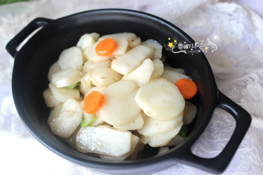 四:清炒荸荠蜂蜜苦瓜做法:1,把苦瓜洗净去籽切片.