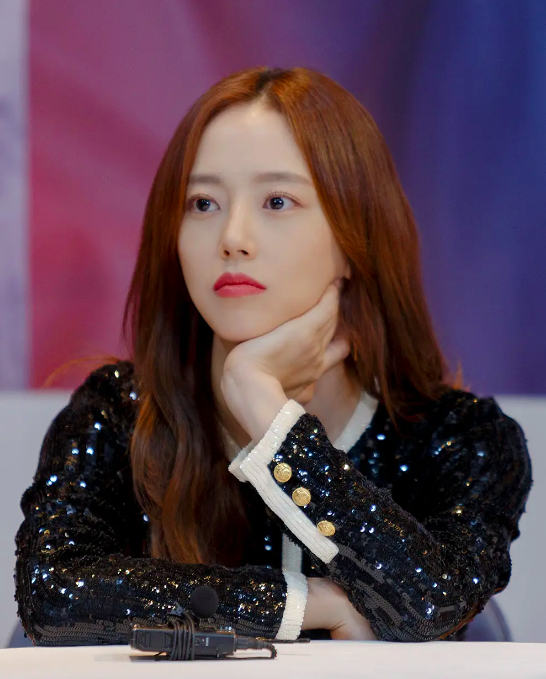 在《恶之花》里文彩元饰演的车智媛,上班时间是雷厉