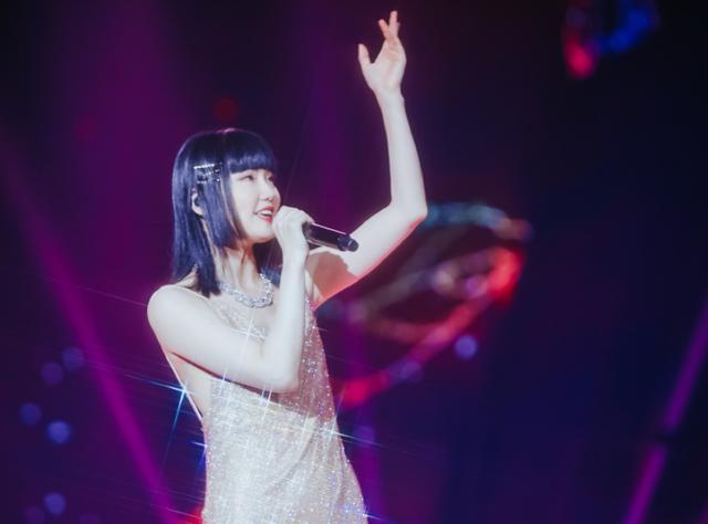 黄龄|黄龄摔落舞台坚持唱完彰显女排精神，官方通报解释却不得网友认可