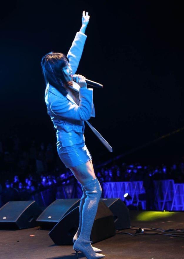 黄龄|黄龄摔落舞台坚持唱完彰显女排精神，官方通报解释却不得网友认可