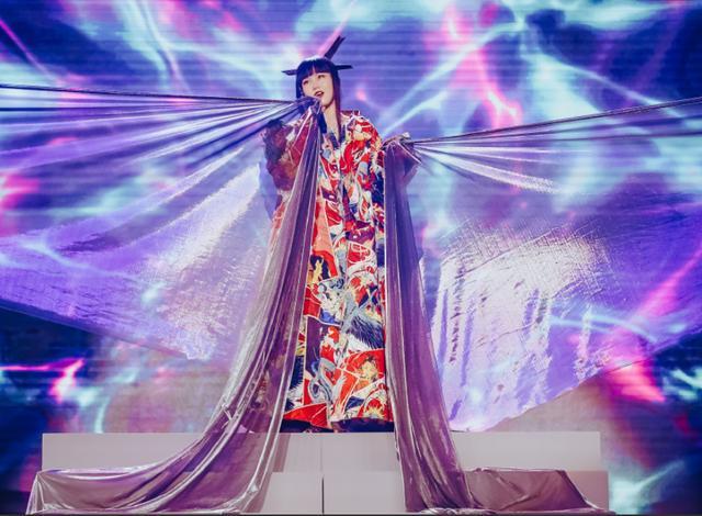 黄龄|黄龄摔落舞台坚持唱完彰显女排精神，官方通报解释却不得网友认可