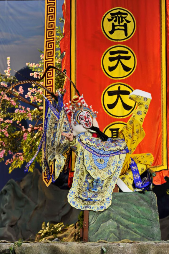 京剧电影大闹天宫在克制的基础上完全打开自己的想象力