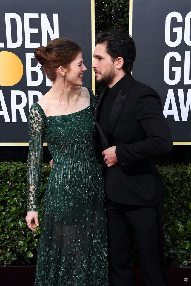 露丝·莱斯利|权游里的雪诺要当爸爸了，火吻孕肚照曝光，网友：弥补戏里遗憾