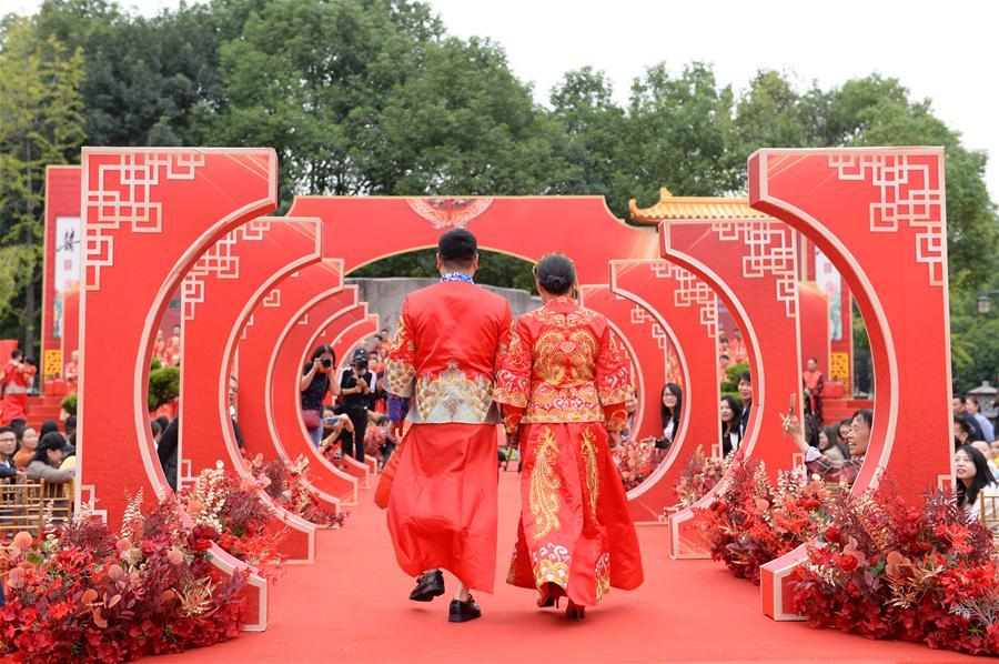 长沙71对新人举办中式集体婚礼_腾讯新闻