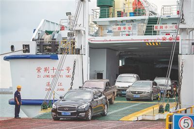 9月26日9时45分,伴随着悠长的汽笛声,徐闻港首班客滚船"紫荆二十二号"