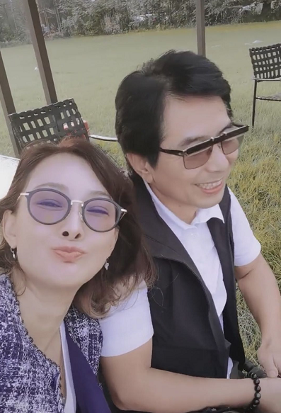 牛莉富豪老公罕见露面衣着休闲气质儒雅满脸宠溺看妻子拍搞怪视频