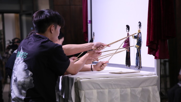 余则成|用皮影戏讲好现实版“余则成”故事，嘉定这堂党课如何让90后女孩叫好？