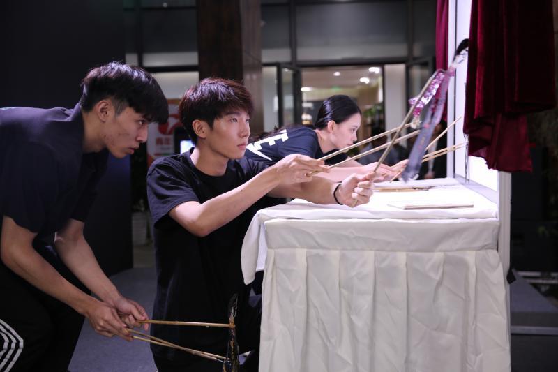 余则成|用皮影戏讲好现实版“余则成”故事，嘉定这堂党课如何让90后女孩叫好？