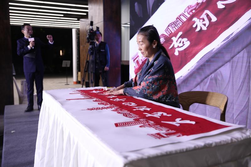 余则成|用皮影戏讲好现实版“余则成”故事，嘉定这堂党课如何让90后女孩叫好？