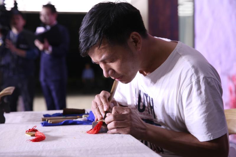 余则成|用皮影戏讲好现实版“余则成”故事，嘉定这堂党课如何让90后女孩叫好？