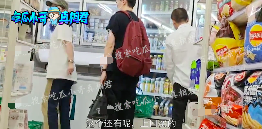 赵薇|赵薇已离婚？三次被拍与男子亲密，对方不输黄有龙有20几家公司