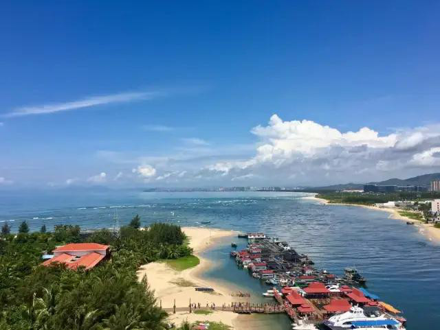 地處北緯18度的陵水黎族自治縣光照充足,雨水豐沛,氣候條件優越,還