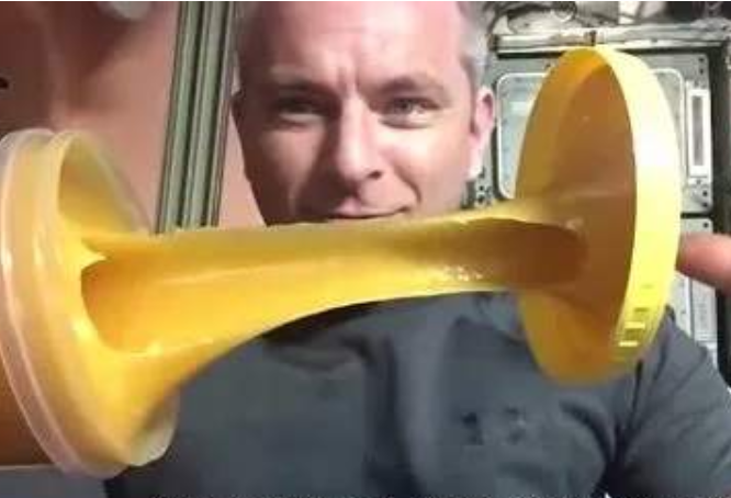 宇航员|在太空中吃蜂蜜会发生什么？宇航员亲自测试，看完憋住别笑！