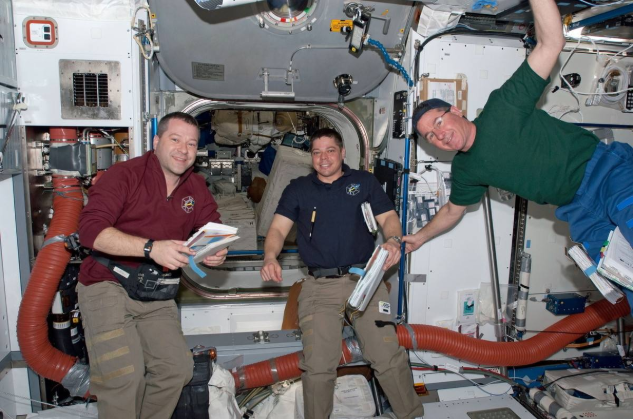 宇航员|在太空中吃蜂蜜会发生什么？宇航员亲自测试，看完憋住别笑！