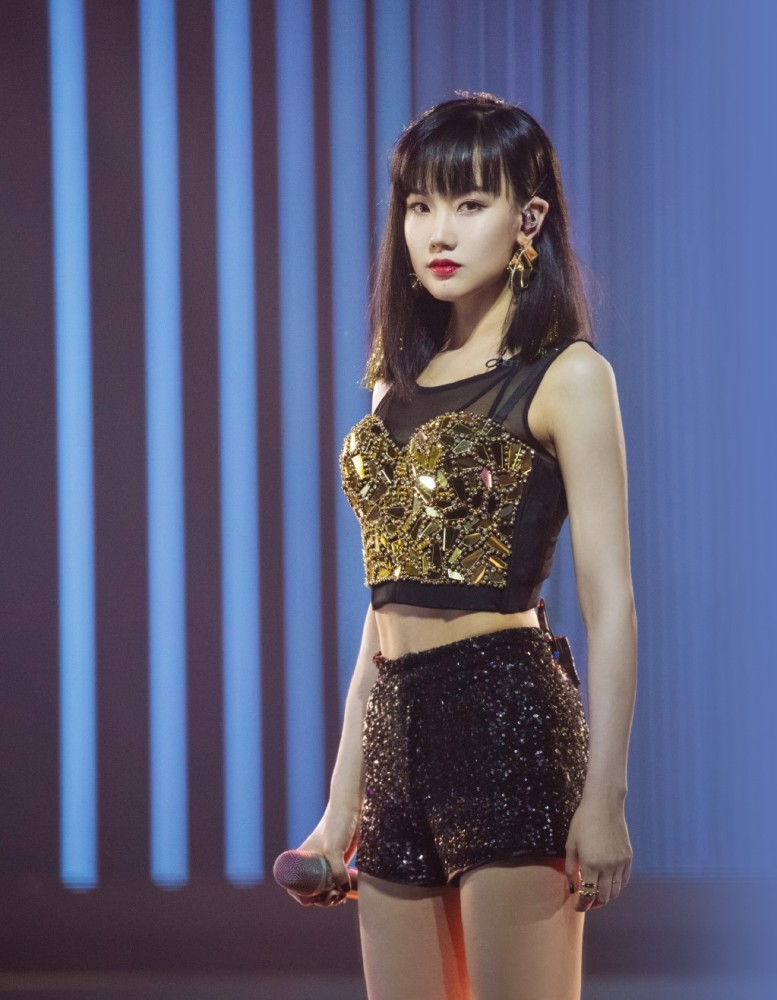 黄龄|黄龄表演过程摔下舞台，大面积淤青坚持演唱，主持人救场方式遭炮轰！